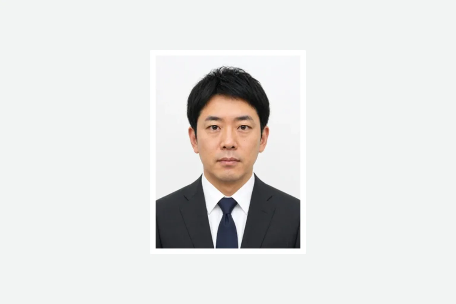 行政書士試験オンライン申込用の240×320ピクセル顔写真イメージ