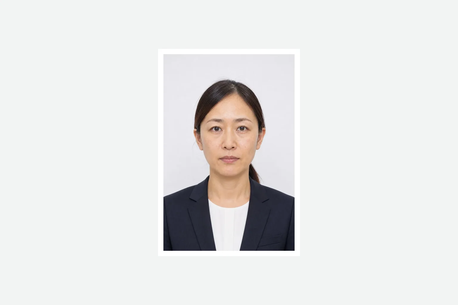 管理栄養士国家試験用の800×1200ピクセル・40対60比率の証明写真イメージ