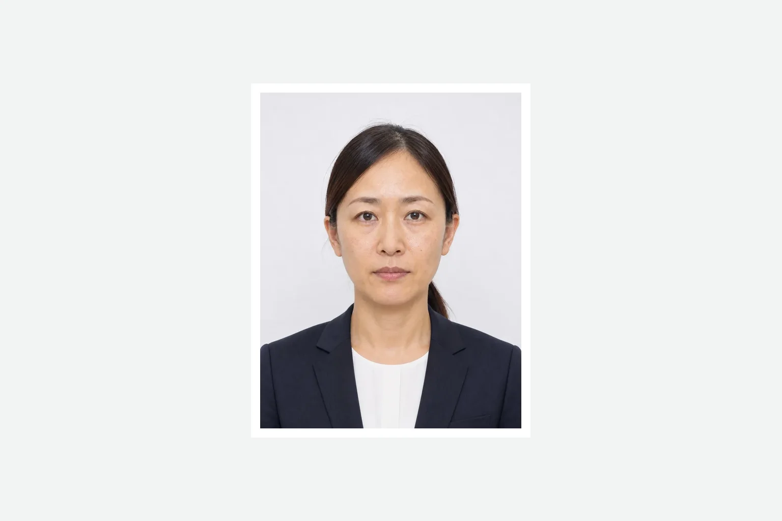 社会保険労務士試験用の700×900ピクセル・35対45比率の証明写真イメージ